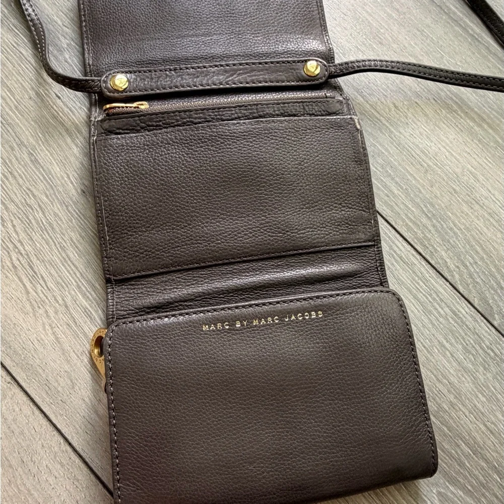 Marc by Marc Jacobs Gray Leather Wallet Crossbody - Picture 3 of 9